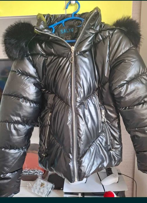 Яке с качулка с Чисто Ново!естествен пух има черен вят такъв размер М