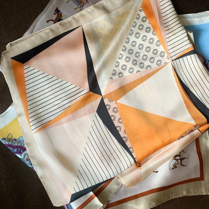 Квадратен цветен шал