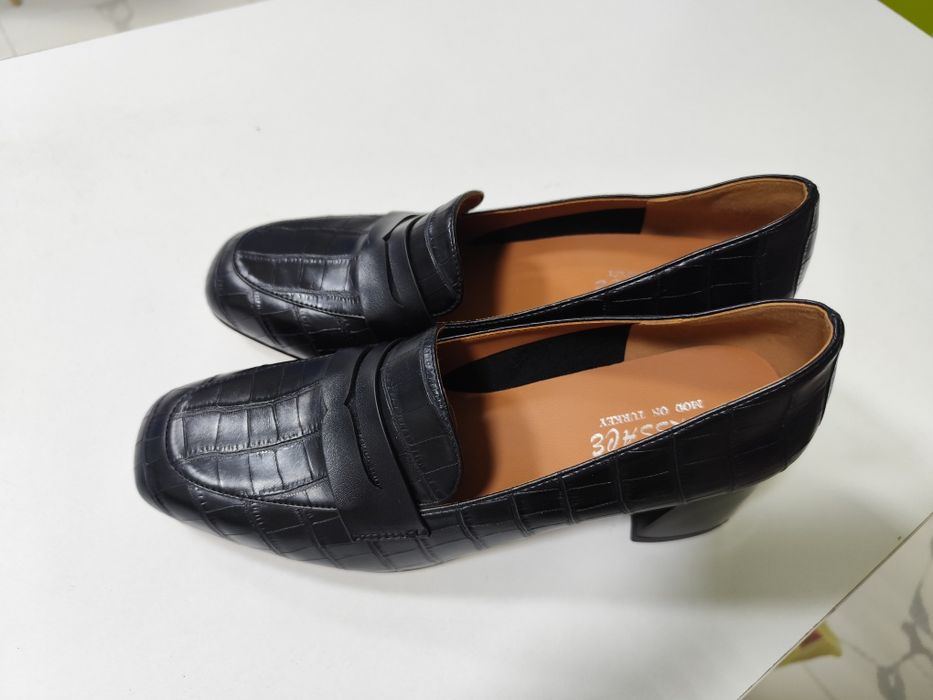 Продам новые черные туфли