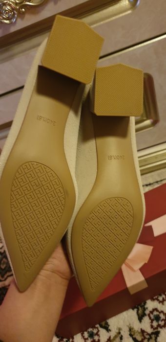 Yangi tufli, kiyilmagan