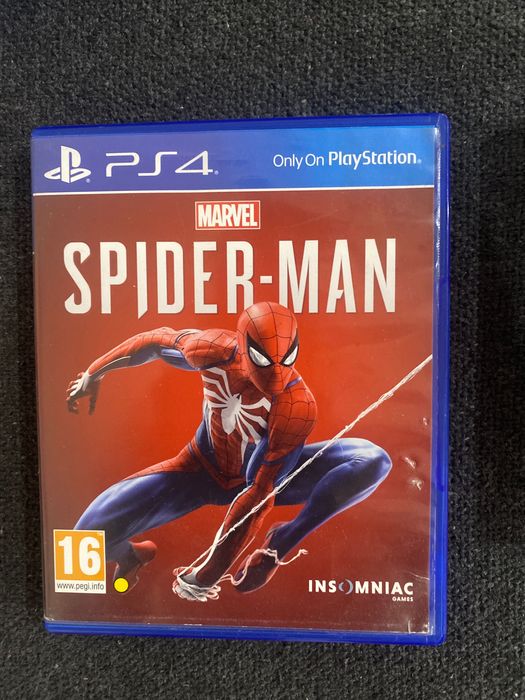 PS 4 pro  с два джойстика и стойка , която може да си ги зареждаш