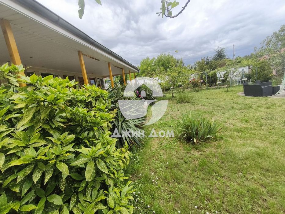Просторна обзаведена къща с двор в гр. Бяла