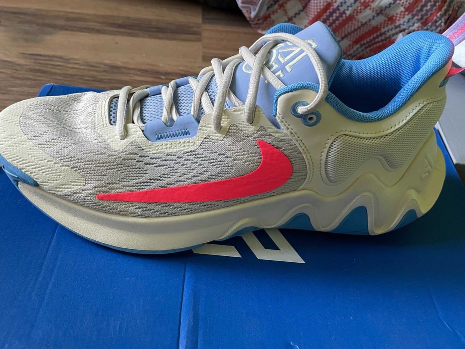 Маратонки различни марки и размери единични 12 чифта