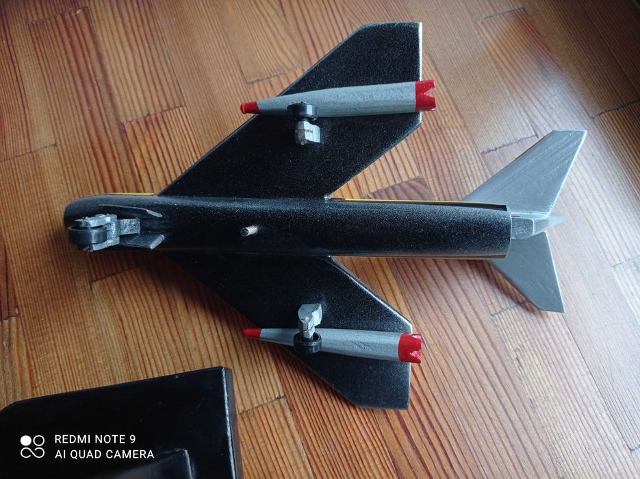 Дървен модел на самолет