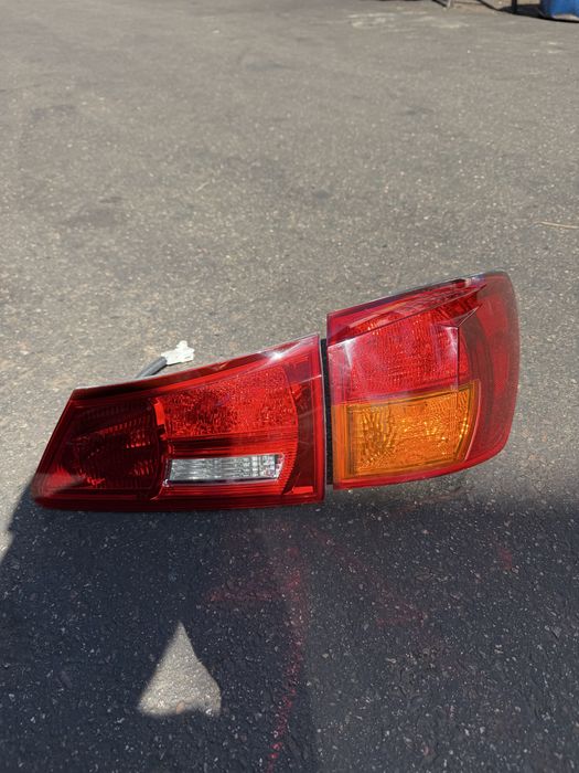 Задний правая фонарь на Lexus is 250
