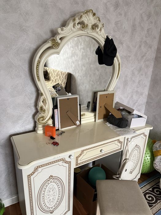 Продам люстры и гарнитур