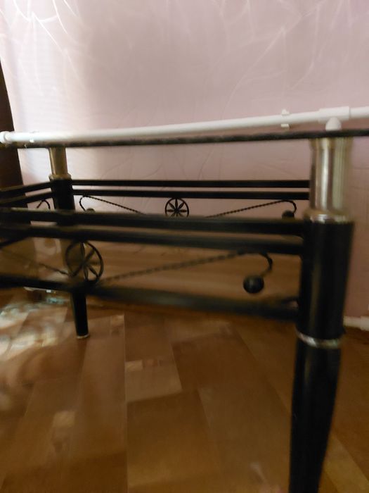 Стеклянный столик