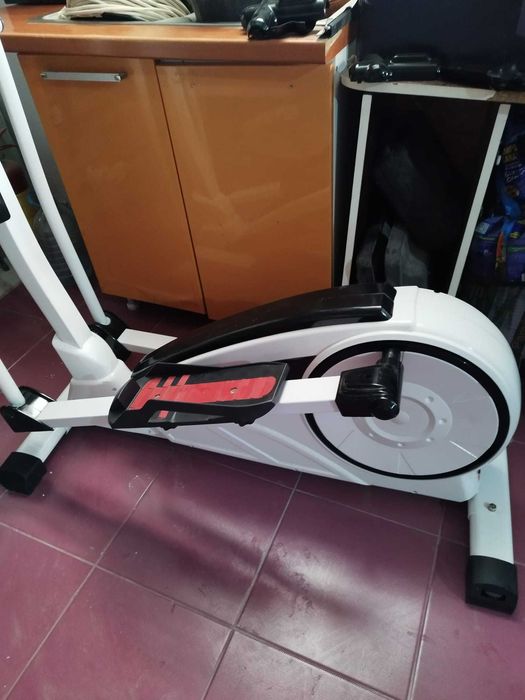 Vând bicicleta eliptica marca Hammer