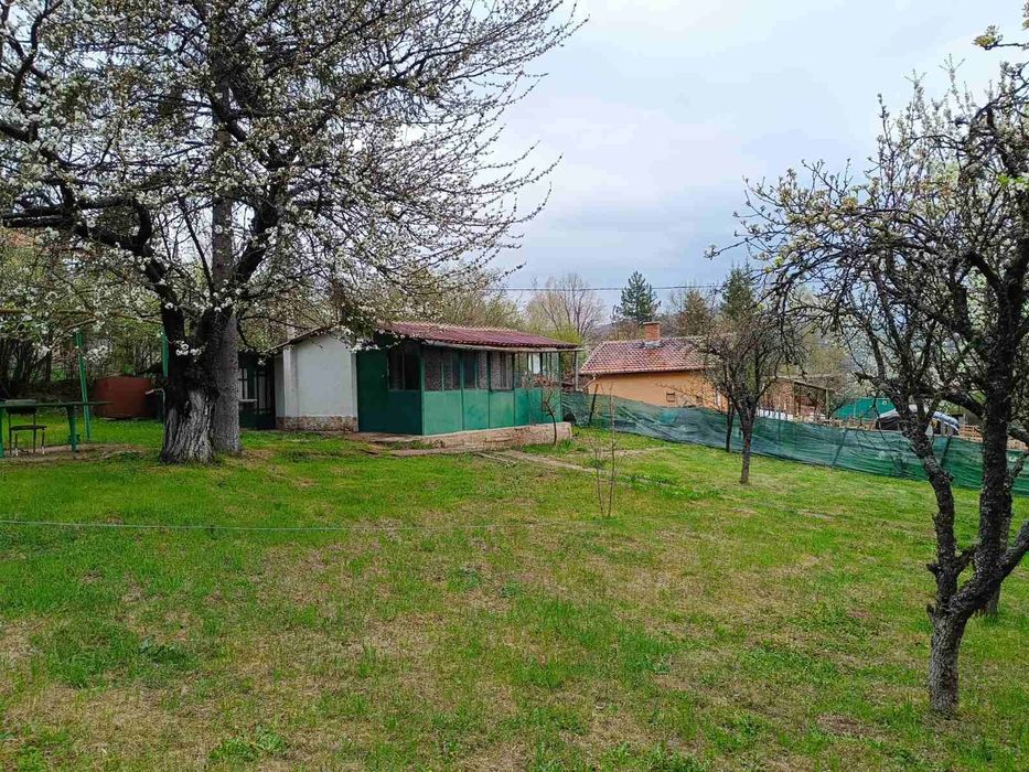 Уютна вила с голям двор и овощна градина в с. Макоцево