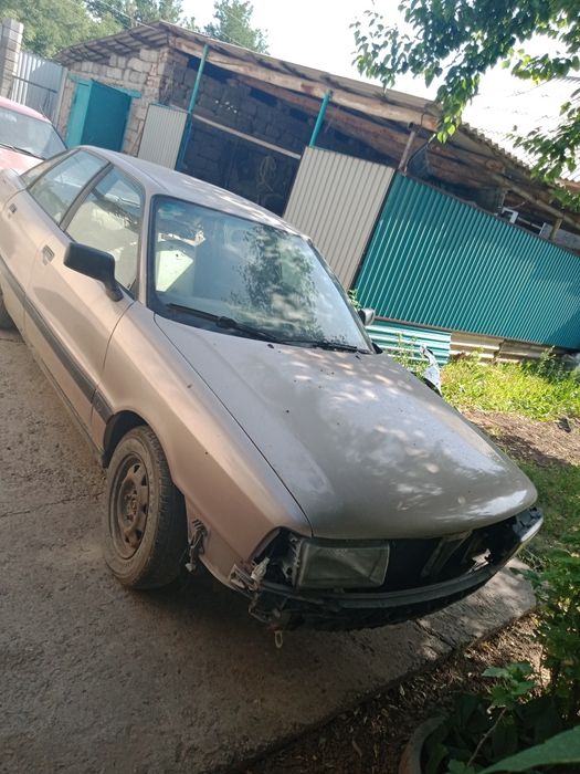 Автомобиль Ауди 80.