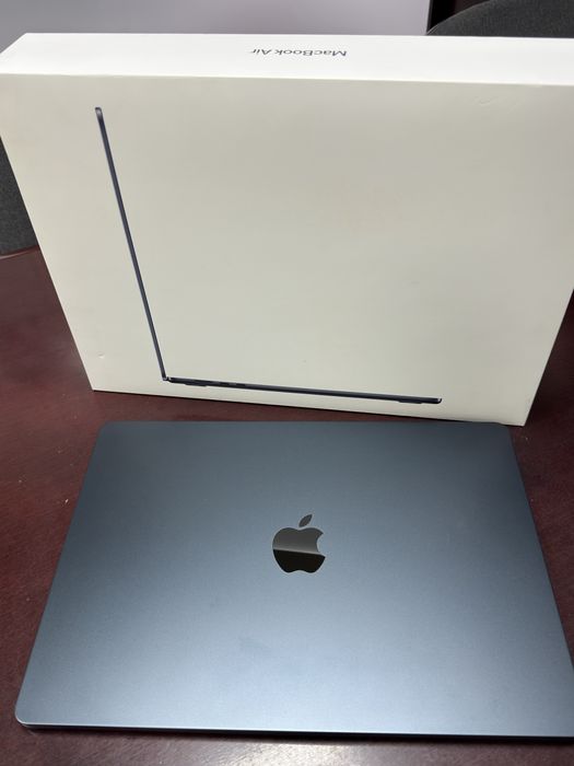 M2 Macbook Air 15.3”, 512gb, 8gb RAM