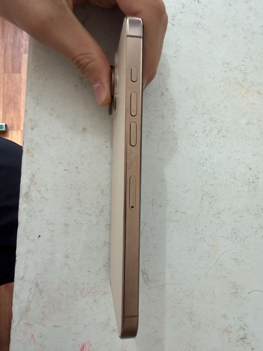 Iphone 16 pro max экранда паласа билан