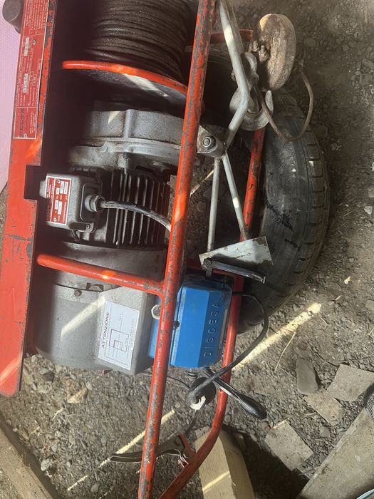 Vand macara pentru santier