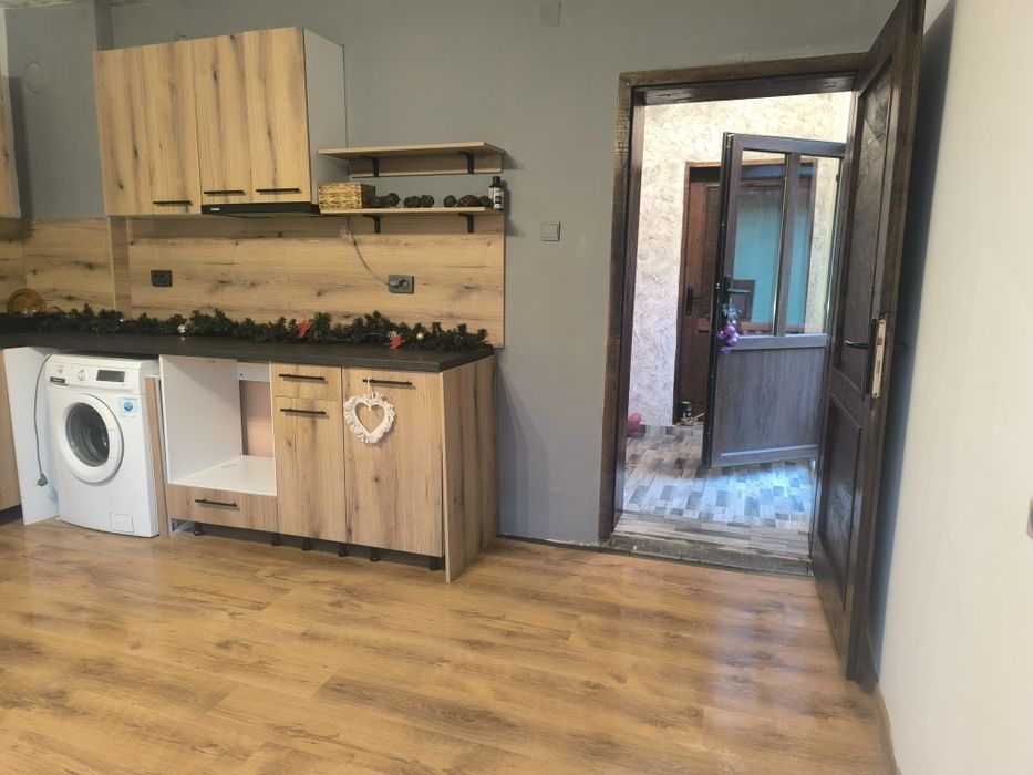 Продавам масивна къща