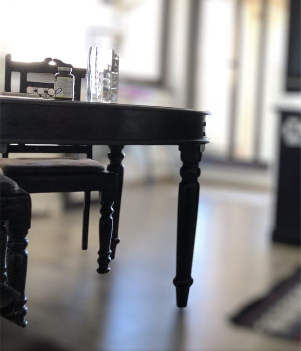 Masa clasica lemn masiv Mobexpert cu 4 scaune lemn masiv si fier