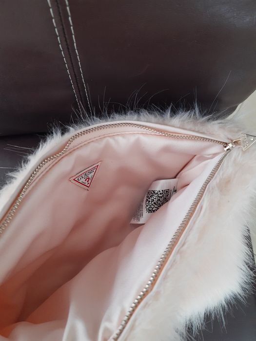 Дамска (ръчна) чантичка Guess