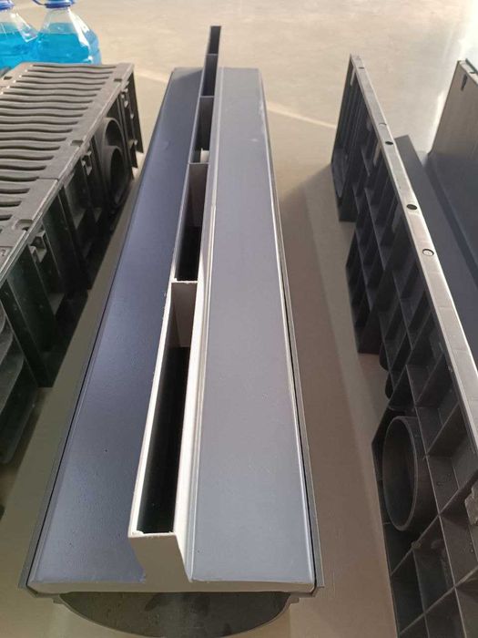 Скрытый лоток для водоотвода пластик с металлической крышкой