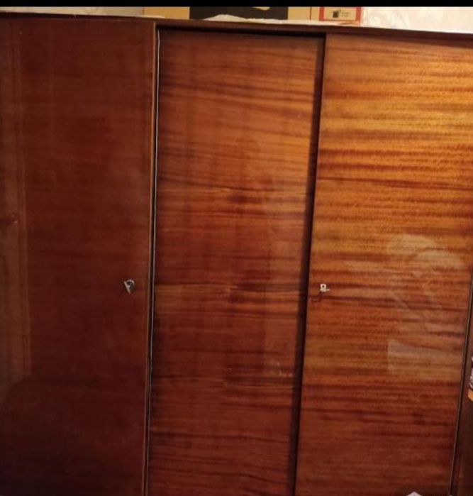 Шкаф трехдверный.