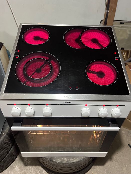 Set Cuptor electric+plită ceramică AEG