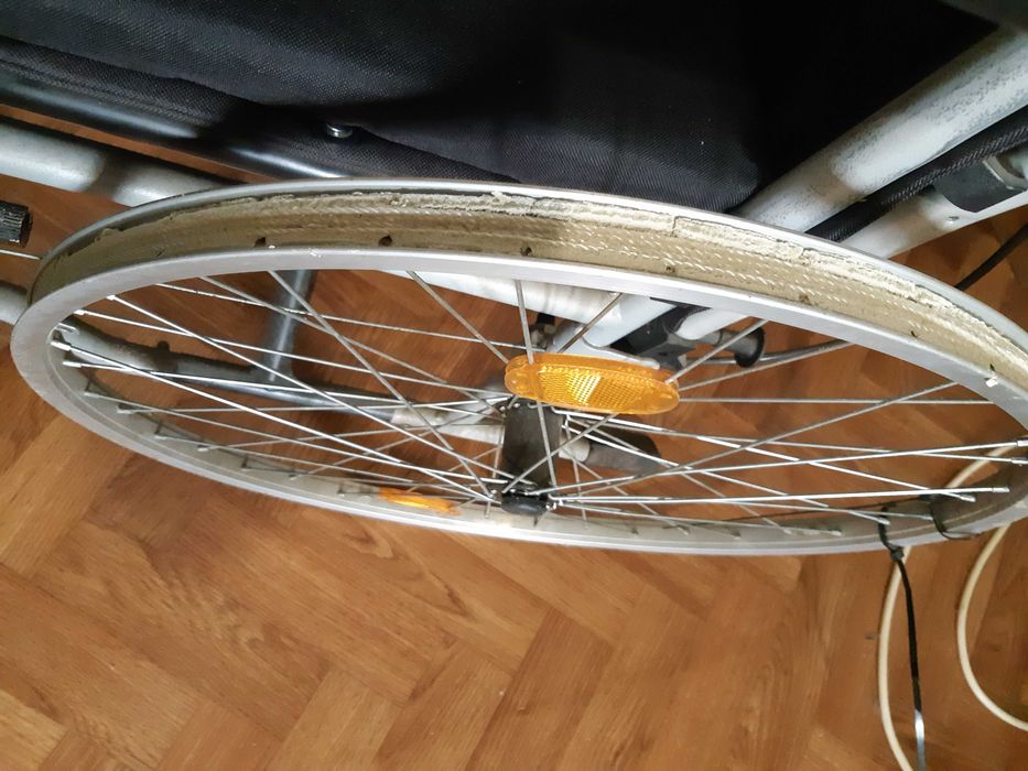 Scaun cu rotile cu mic defect