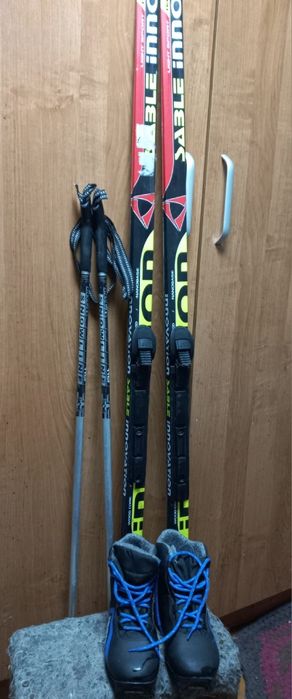 Продам лыжи, лыжные палки и лыжные ботинки