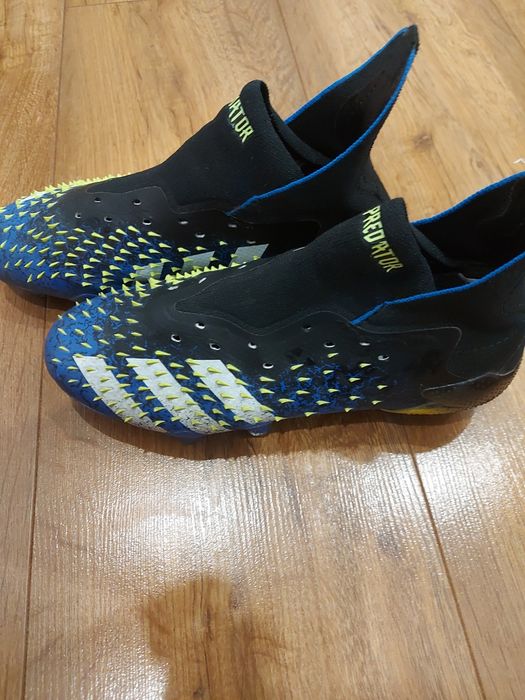 Продам профессиональные кроссовки для футбола