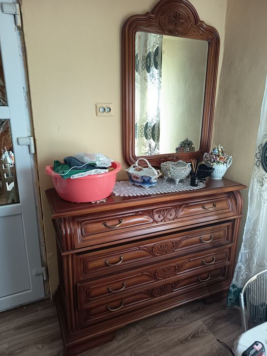 Dormitor cu 2 noptiere, somiera și oglinda