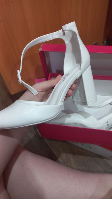 Продам новые белые туфли