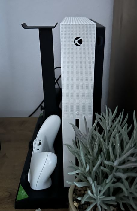 Consola jocuri Xbox One S 1TB cu 2 controllere si 3 jocuri