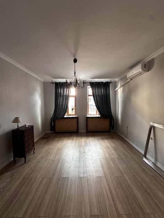 Inchiriez spatiu ptr birou/salon, zona ultracentrala, 2 camere de aprox 20 mp fiecare, recent renovat, cu acces la gradina(spatiul poate fi mobilat)