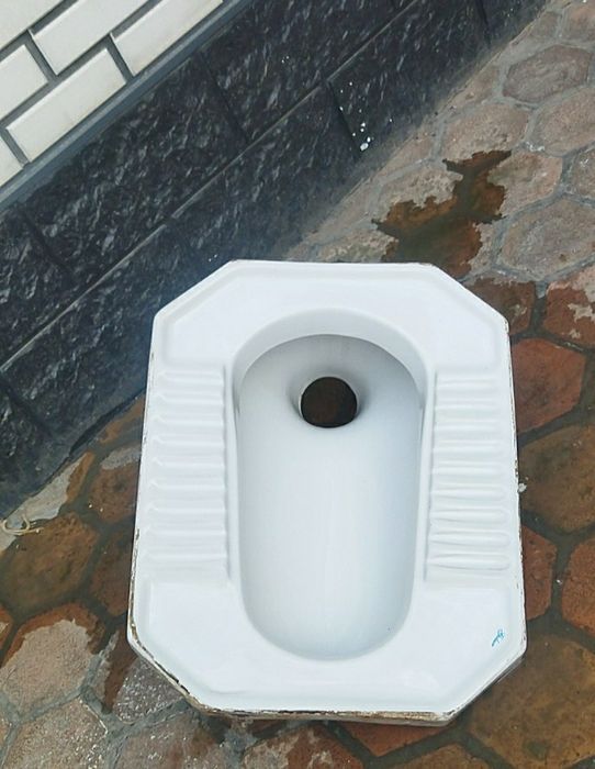 Tuvalet uchun unitaz sotiladi.