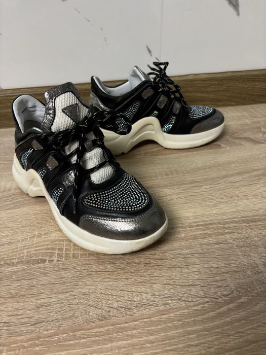 Adidasi piele superbi