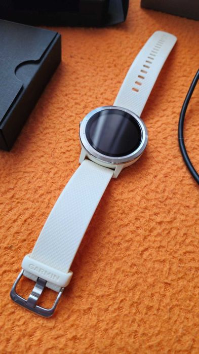 Смарт часовник Garmin Vivoactive 3 бял