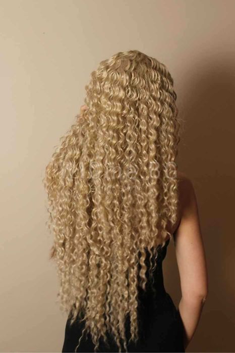 Дълга къдрава тъмноруса лейс фронт перука Луна