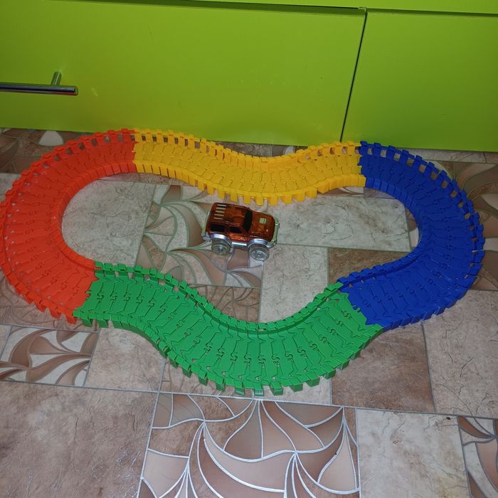 Игрушки паровозик и машинка с дорогой