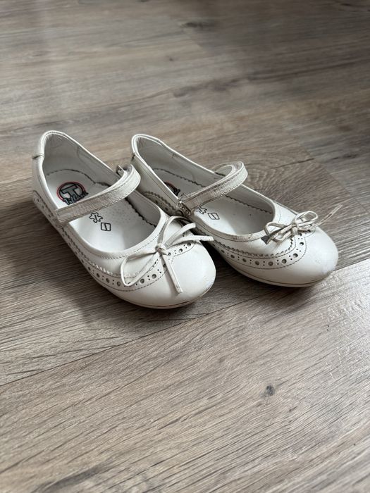 Продаю кожанные туфли на девочку 27 размер в хорошем состоянии