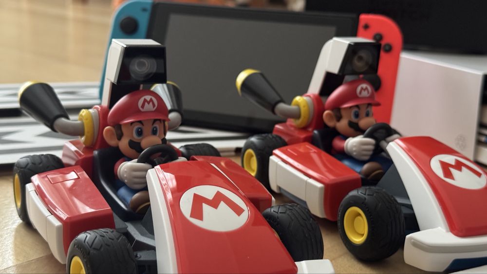 Nintendo Switch 1 + Mario Kart cu traseu + jocuri
