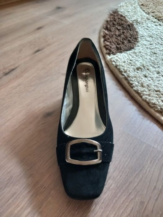 Vând pantofi din piele întoarsă.