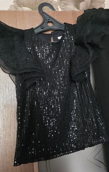 Продам брючный костюм для девочки! На 8- 9 лет.