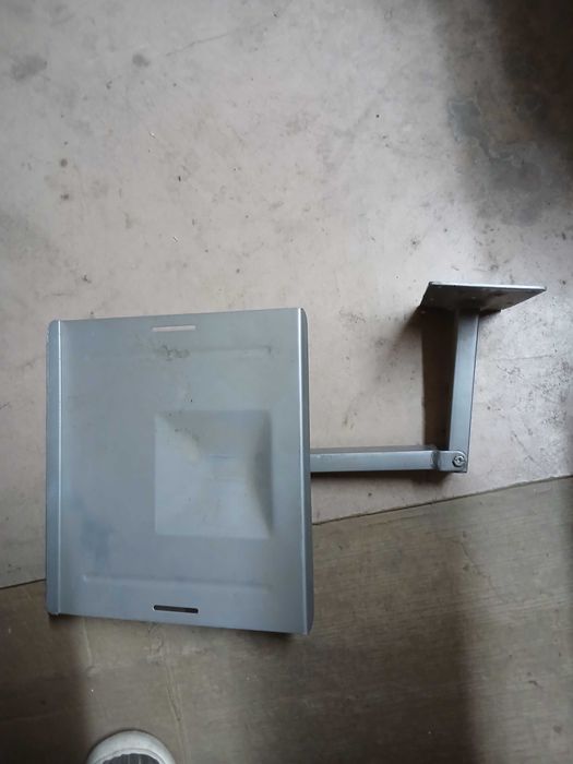 Плот с чупещо се рамо