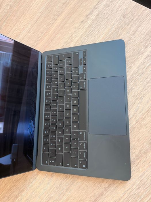 MacBook Air M3 13" 256GB SSD 8GB RAM - почти нов, 90 цикъла, 100% батерия + гаранция