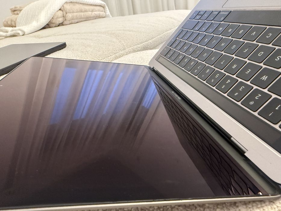 MacBook Pro 13” (2016) – Intel i5, 8GB RAM, 256GB SSD