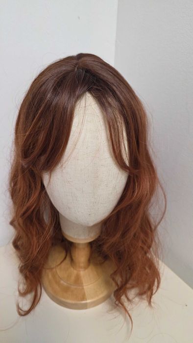 Perucă HAIRCUBE ondulată auburn șaten roșcat, lungime medie, sintetică