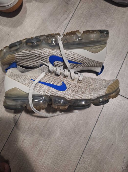 Adidasi purtati stare foarte buna ( din cauză lumini se vad asa culori