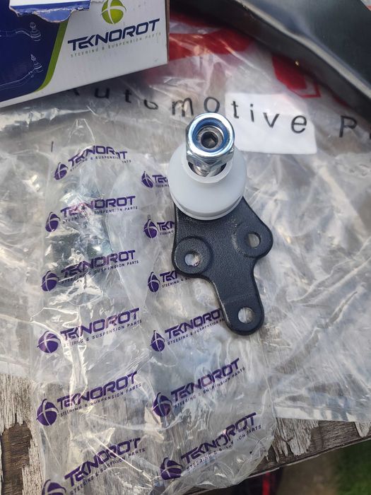 Ляв носач и шарнирен болт Mazda 5 CW