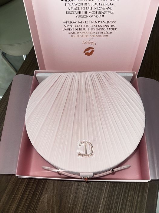 Charlotte Tilbury brendining "Pillow Talk"