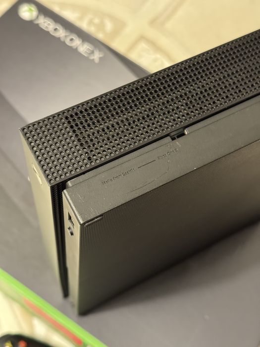 Xbox One X 1TB | 2 controllers