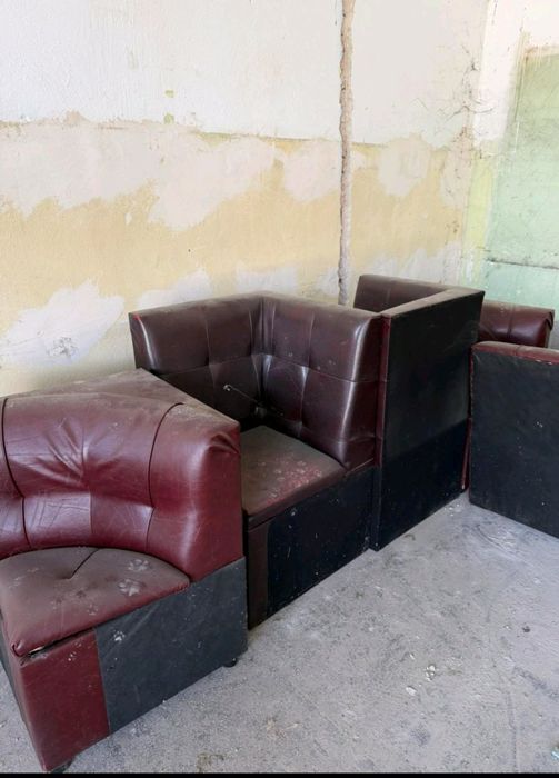 Продавам маси и дивани