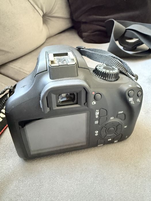 Продавам CANON EOS 4000D