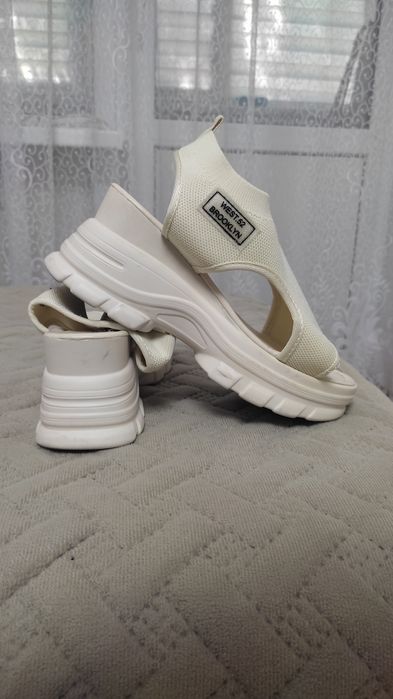 Продам босоножки